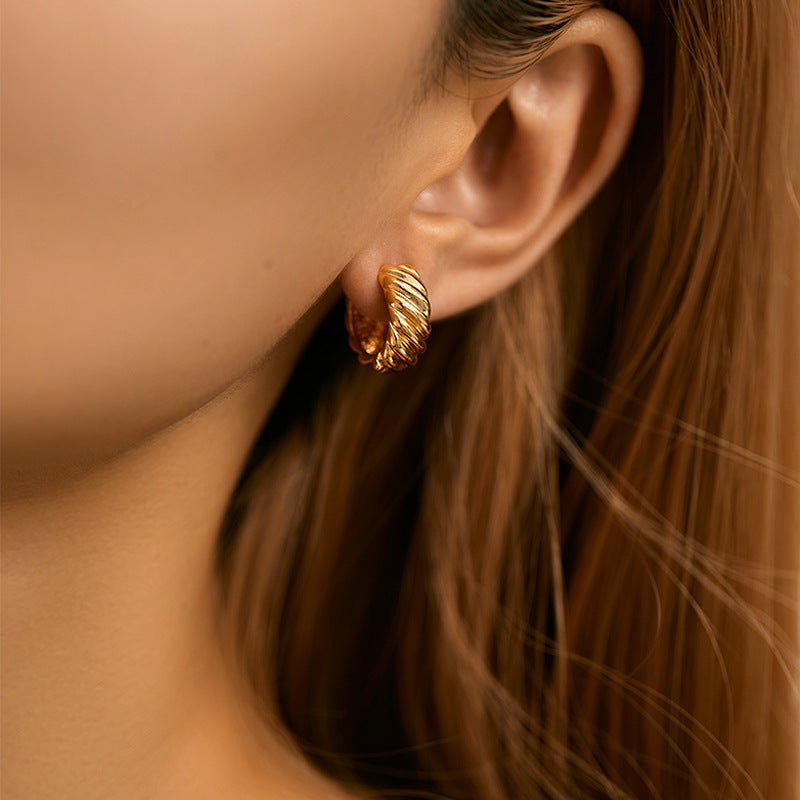 ✨ Twist Hoop Earrings – 18k Gold-Plated Hoops
